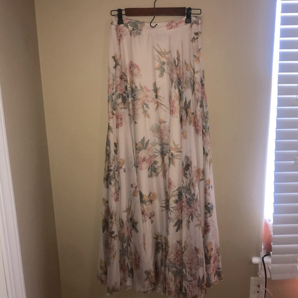 Aakaa gorgeous long floral maxi skirt size L
